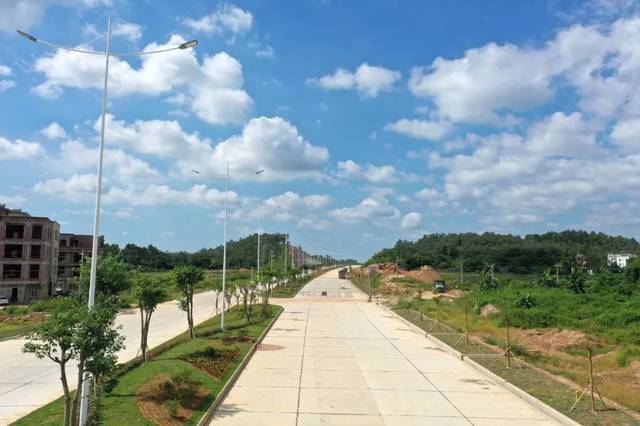 东环大道的建设,把东部城郊及农村纳入城区,与廉江大道,罗州大道和北