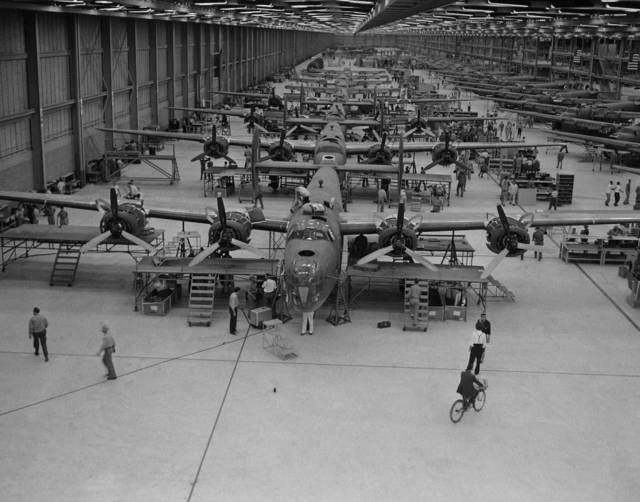 看看二战时美国的飞机生产能力,才知道当时的