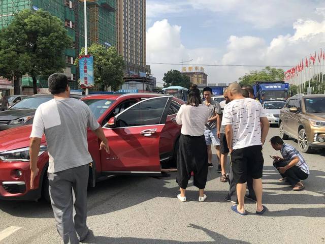 突發!厚街女子遇車禍捲入車底,20多路人臨時