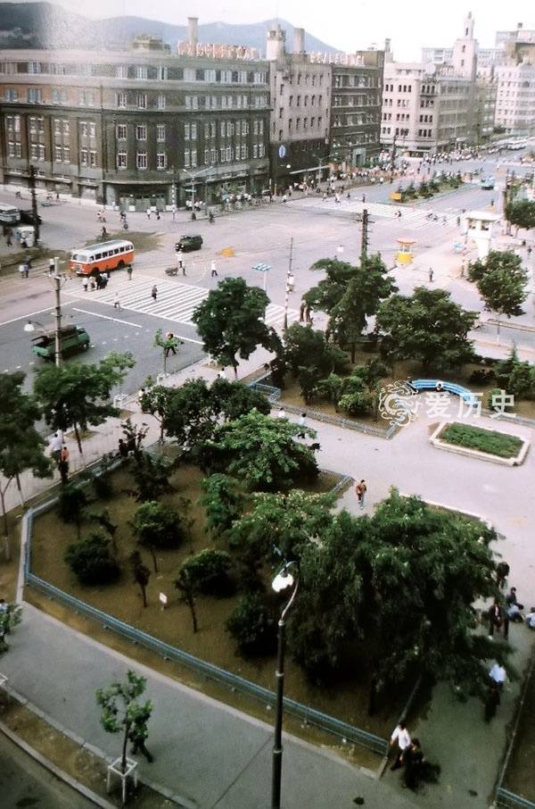 原创七十年代的大连记忆:中山路上的东方红商店 对面是太阳升商场