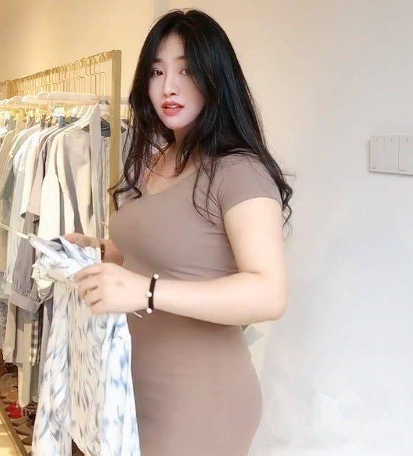 教穿搭的微胖女体重达到130斤穿啥都有女神范