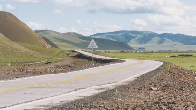 自治区人大常委会来西乌旗开展内蒙古自治区农村牧区公路条例立法调研