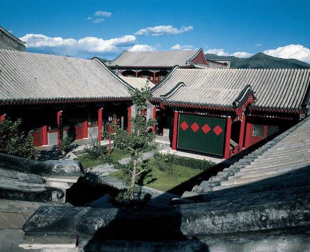 成龙在2012年豪掷4000万在北京购买位于naga上院的超豪华四合院豪宅