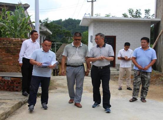 罗甸县委书记杨朝伟到茂井镇东山村调研脱贫攻坚工作