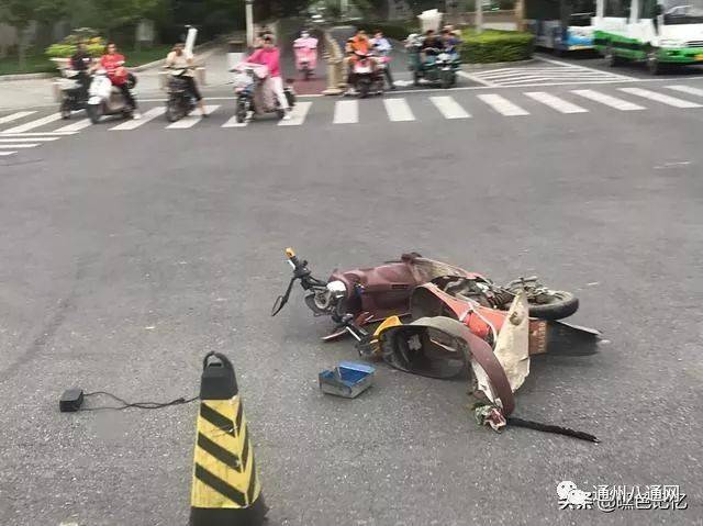 东六环西侧路发生车祸!电动车被撞出10多米远!