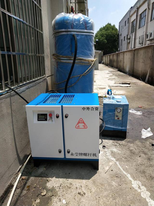 电子行业永莹螺杆空压机如何用正确方法更换润