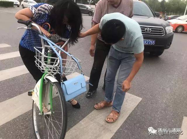 东六环西侧路发生车祸!电动车被撞出10多米远!