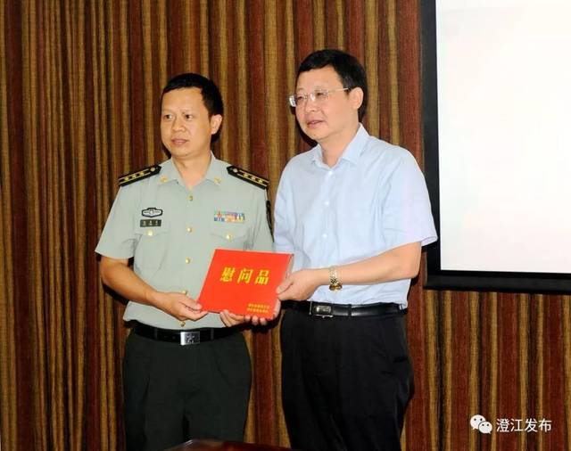 隨後,劉建國一行還走訪了市人武部,電子對抗旅, 感謝全體官兵對街道