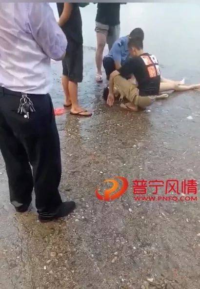 16岁少年下河游泳不幸溺亡,家属当场崩溃痛哭_手机搜狐网