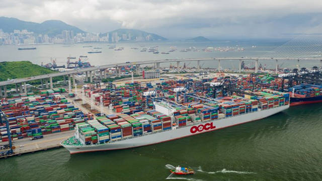 东方海外旗下一艘集装箱船东方香港号首次靠泊香港