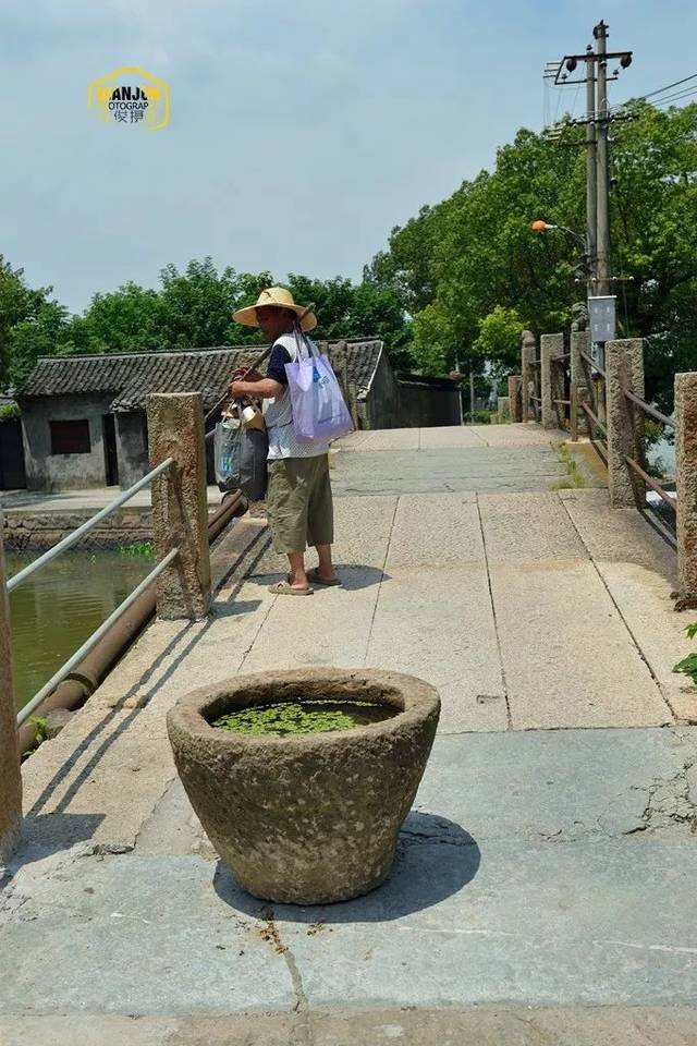 这条桥叫冯夷桥,已经风风雨雨100多年了.