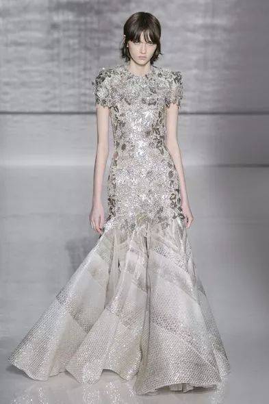 valentino 2019秋冬高定 最后,再简单欣赏以往秀场的几款高定婚纱礼服