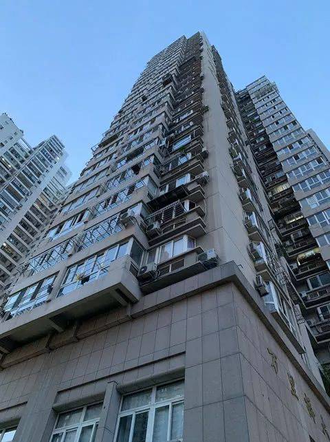 7月22日下午4时多,市区大南门万里桥大厦,一名女子从26楼坠下不幸当场