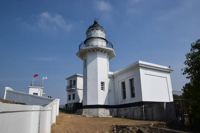 旗津灯塔可以攀爬,在塔顶就可以了望到整个西子湾风景区了.