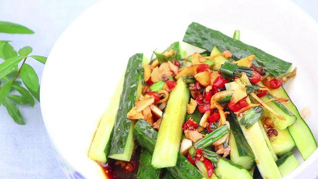 今天小编就为大家分享一道特别好吃的拌黄瓜条的做法,我们一起看看