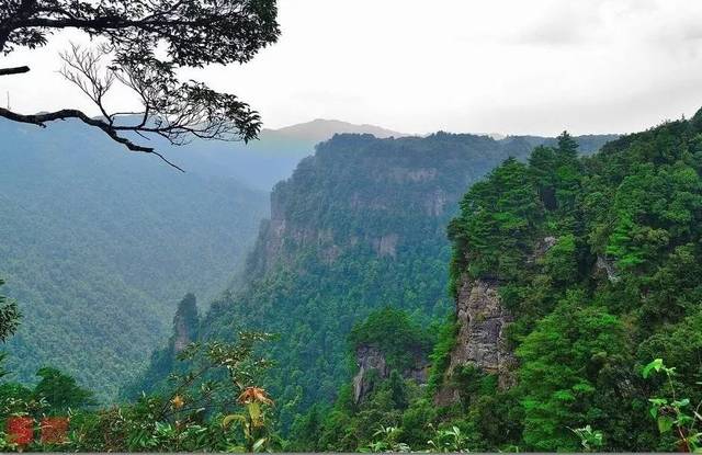 縣東北部約38公里的大明山,是我國南方較大的山脈之一,橫跨上林,馬山