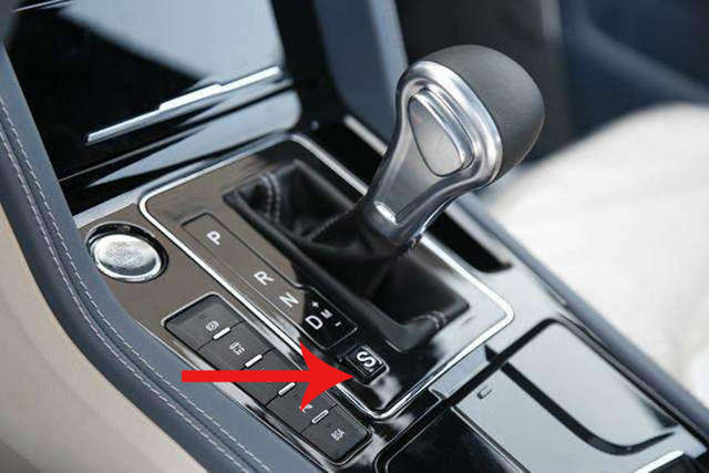 女司机30秒犯5种错误神操作,教练提醒,手刹和档位驾驶常识知多少?