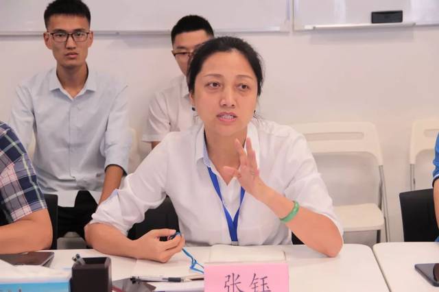 专职副书记张钰主持签约仪式