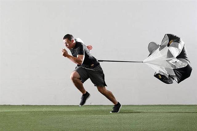 职业足球运动员最常用体能训练 提高专业足球水平不只会"踢球"