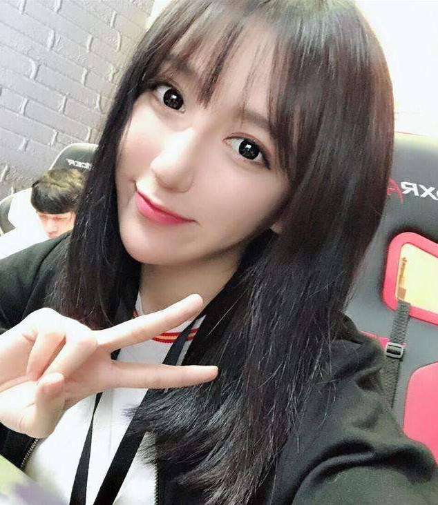 呆妹儿为自证不是老女人竟晒出自己的身份证证件照惊呆众人