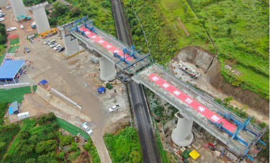成昆铁路复线新进展,凉山境内两条3000吨铁路桥旋转35度精准对接(视频
