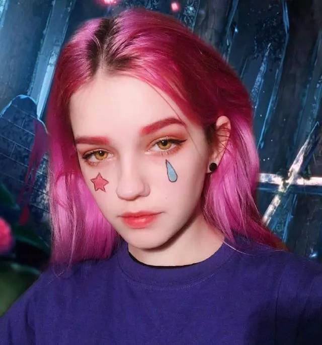 长一张精灵脸的俄罗斯少女,都拜倒在她的彩虹眼影和神仙发色!