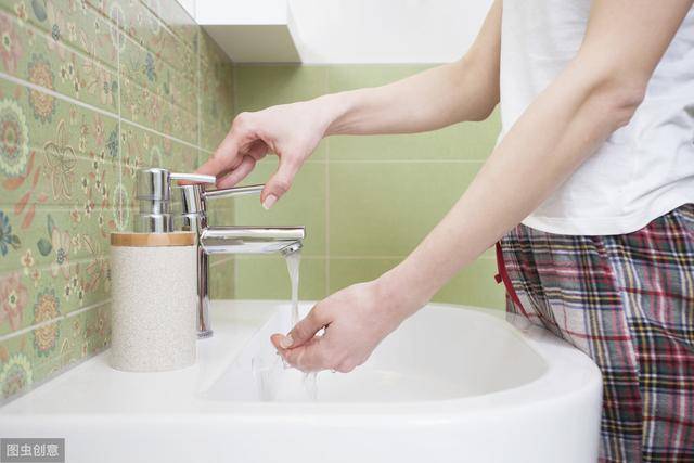 上厕所后不用香皂洗手