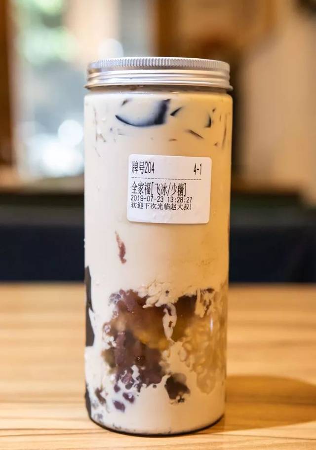 14元一奶茶,大半杯都是料
