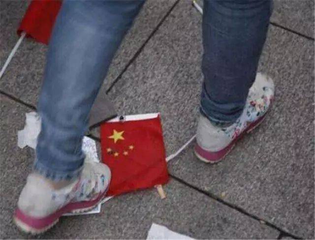 五星红旗对我们国人的意义非凡,而且国旗受人尊重,更不容他人践踏