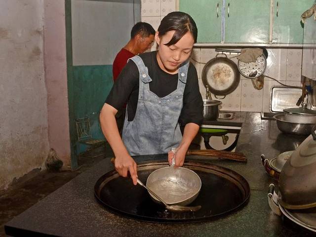 在外面,卢叶霜也不止一次力所能及地帮助他