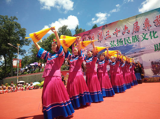 中国·云南镇雄花山彝族火把节点燃激情的七月_手机搜狐网