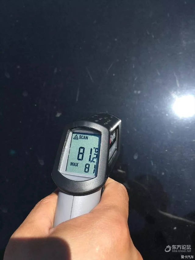 烈日暴晒下,红白蓝黑色车体的哪个温度高!