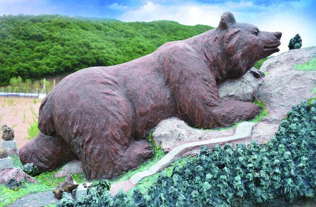 世界最大巨熊雕塑东方神熊在延吉市落成熊体表面6千平米