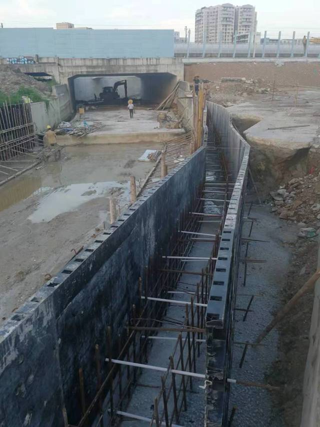 施工安全风险高,进度缓慢 截止目前道路主体u型槽结构底板 已全部完成