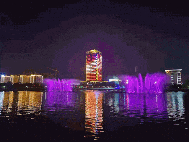 音乐喷泉惊艳亮相玉门,绚丽水景引人注目!