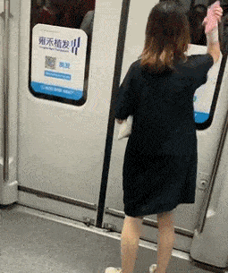 砸地铁门,同车乘客吓到尖叫,上海地铁回应!