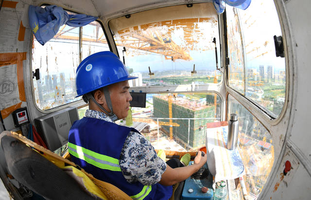 塔吊司机,在广西南宁市一处建筑工地距离地面80多米高的塔吊上作业