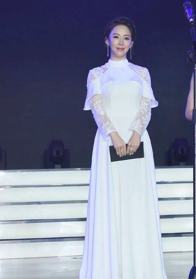 潘晓婷镂空纱装出席颁奖典礼端庄性感惊艳全场