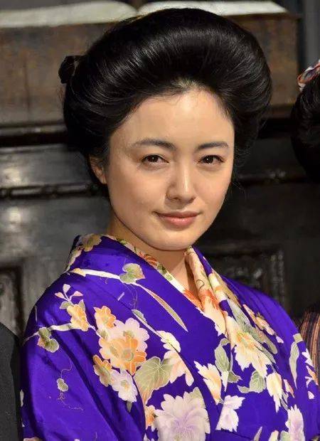 这位女士是笔名 柳原白莲的柳原烨子.