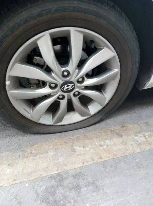 胎压明明正常,为啥轮胎看着有点瘪,很多人都想错了._手机搜狐网