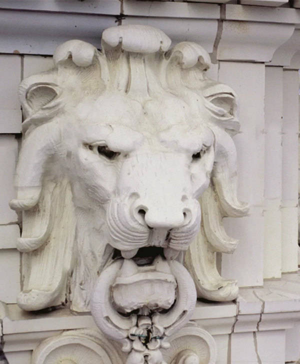 打造了丽思卡尔顿的logo,皇冠代表皇室贵族,狮子则代表财富,在其中