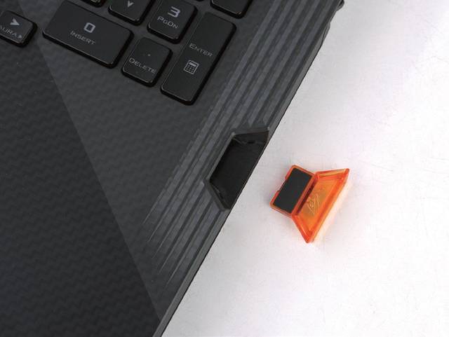 rog枪神3 plus的右侧设计了一个钥石的插入口