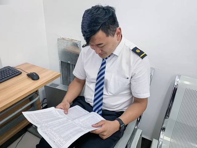 10:30 乘务中心 七里河派班室派班员整理白班司机的出勤日志.