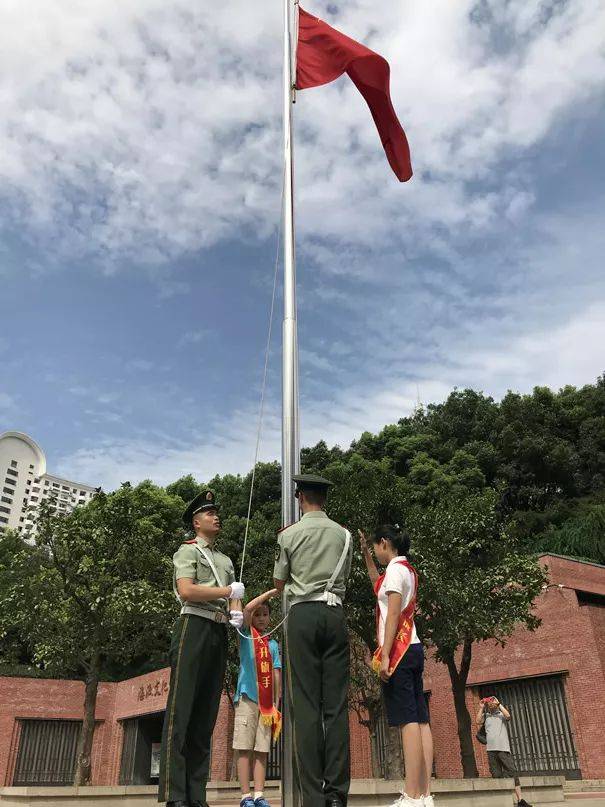 马上就要到建军节了,小朋友们也向在场的武警叔叔们敬礼,以实际行动