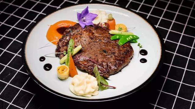 热疯了!这个情人节连m9和牛煎牛排都敢带她品尝了