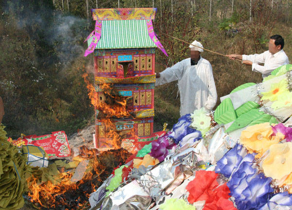 带上4岁的女儿,给公公过五七