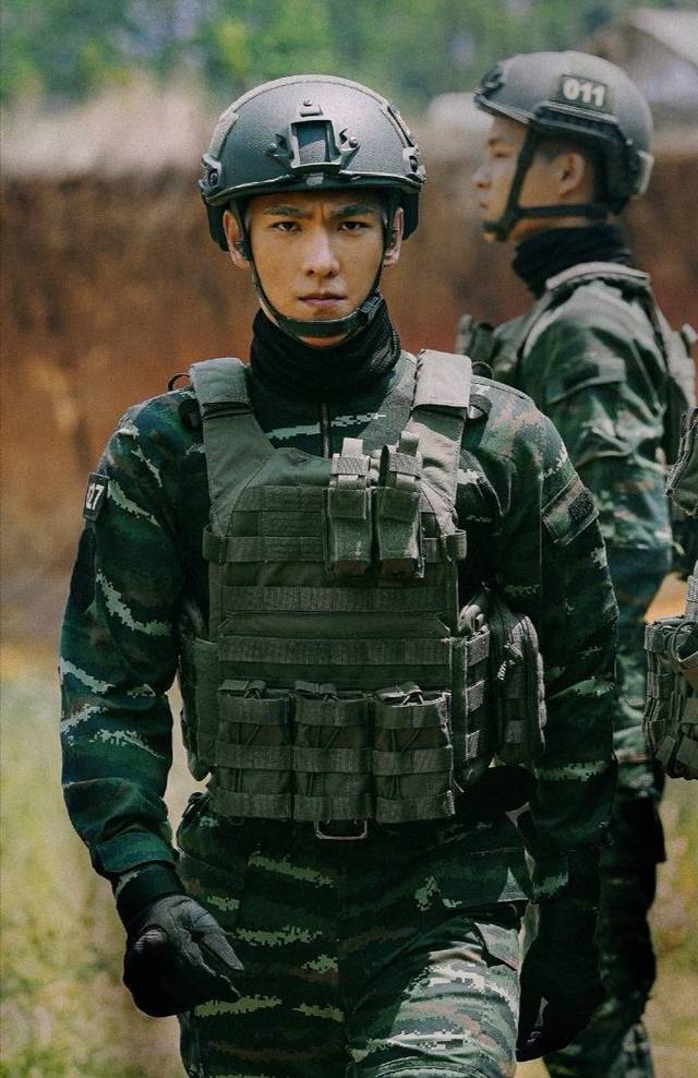 同是軍裝李現帥氣瀟灑楊洋熱血硬漢他少年感十足竟也狠辣十足