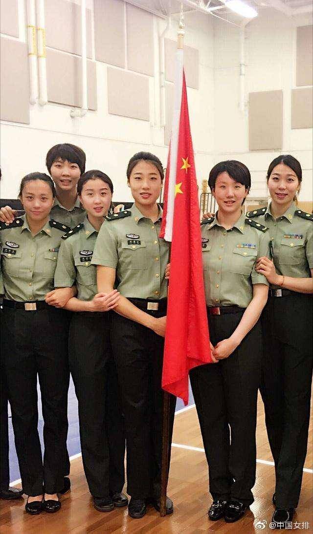 帥氣!女排姑娘曬軍裝照向中國軍人致敬,英姿颯爽神采飛揚