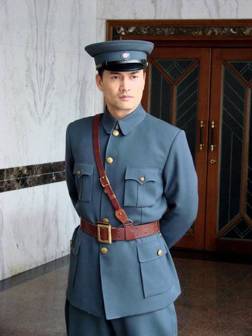 建军节明星扎堆晒军装照,迪丽热巴关晓彤想不到,张馨予的最感人
