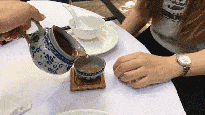 在金湾饮茶,敲三下桌面是什么意思?不懂别乱敲!